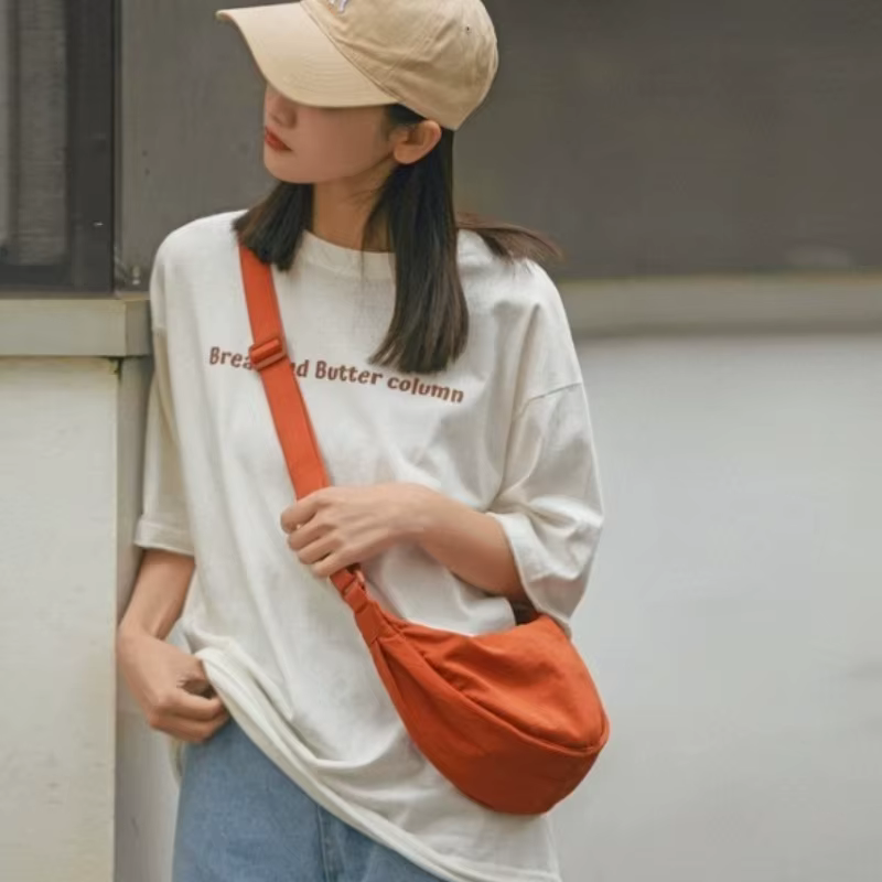 Bolso bandolera tipo dumpling en tejido
