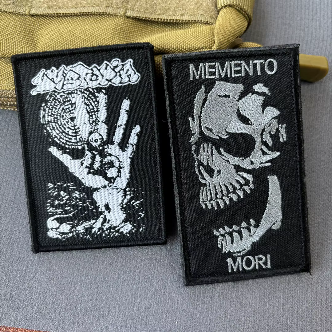 Parche frontal con calavera y frase Memento Mori