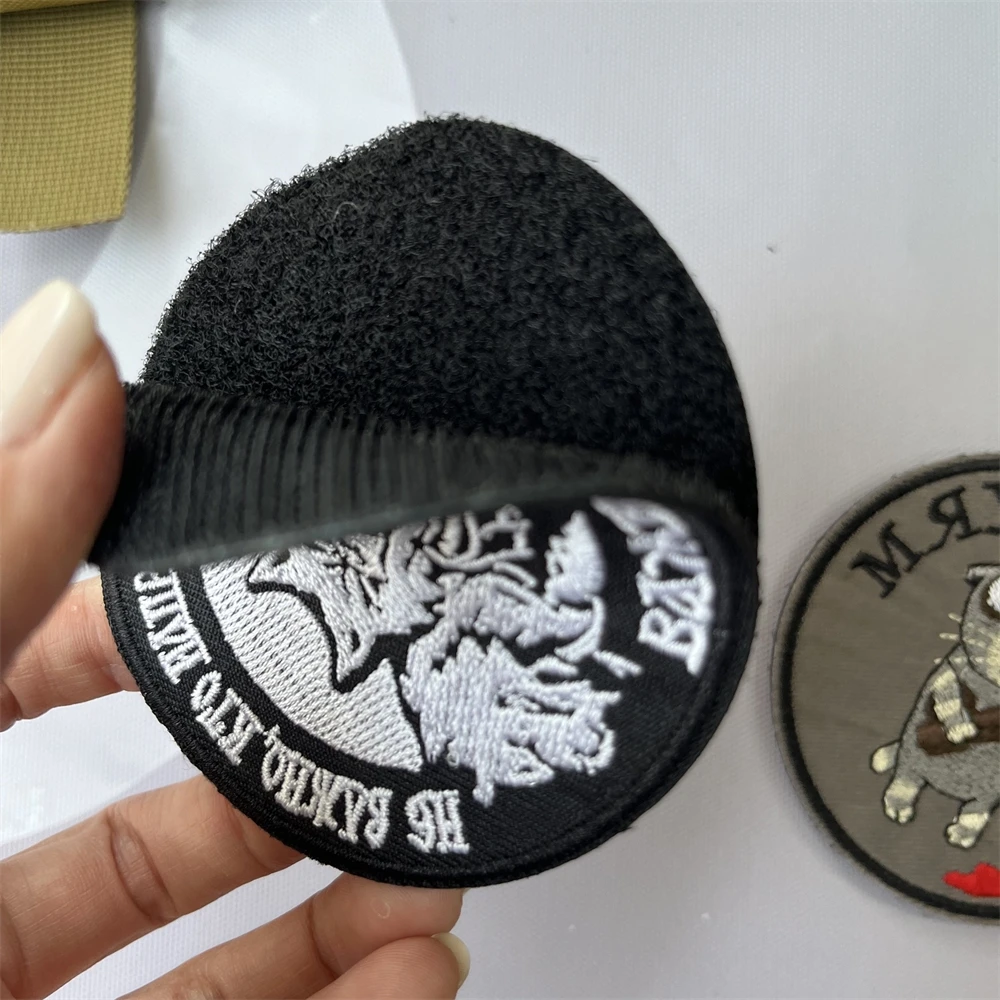 Detalle del bordado y sistema de velcro del parche