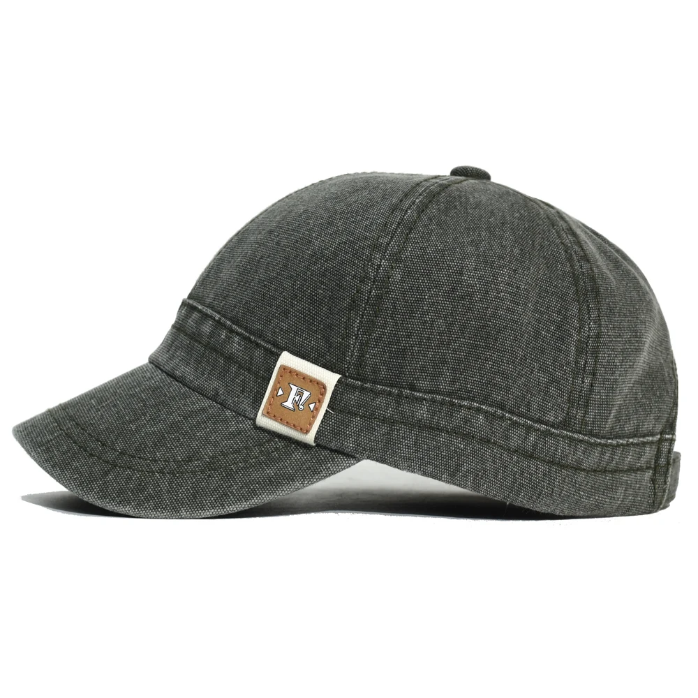 Detalle de gorra con ala corta y estilo vintage