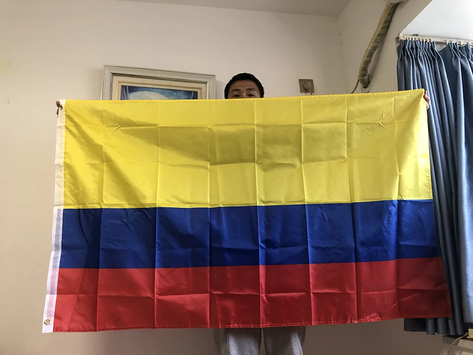 Bandera de Colombia ondeando en exterior