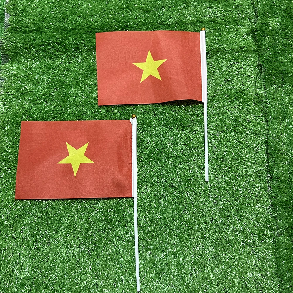 Bandera Vietnam en mesa decorativa