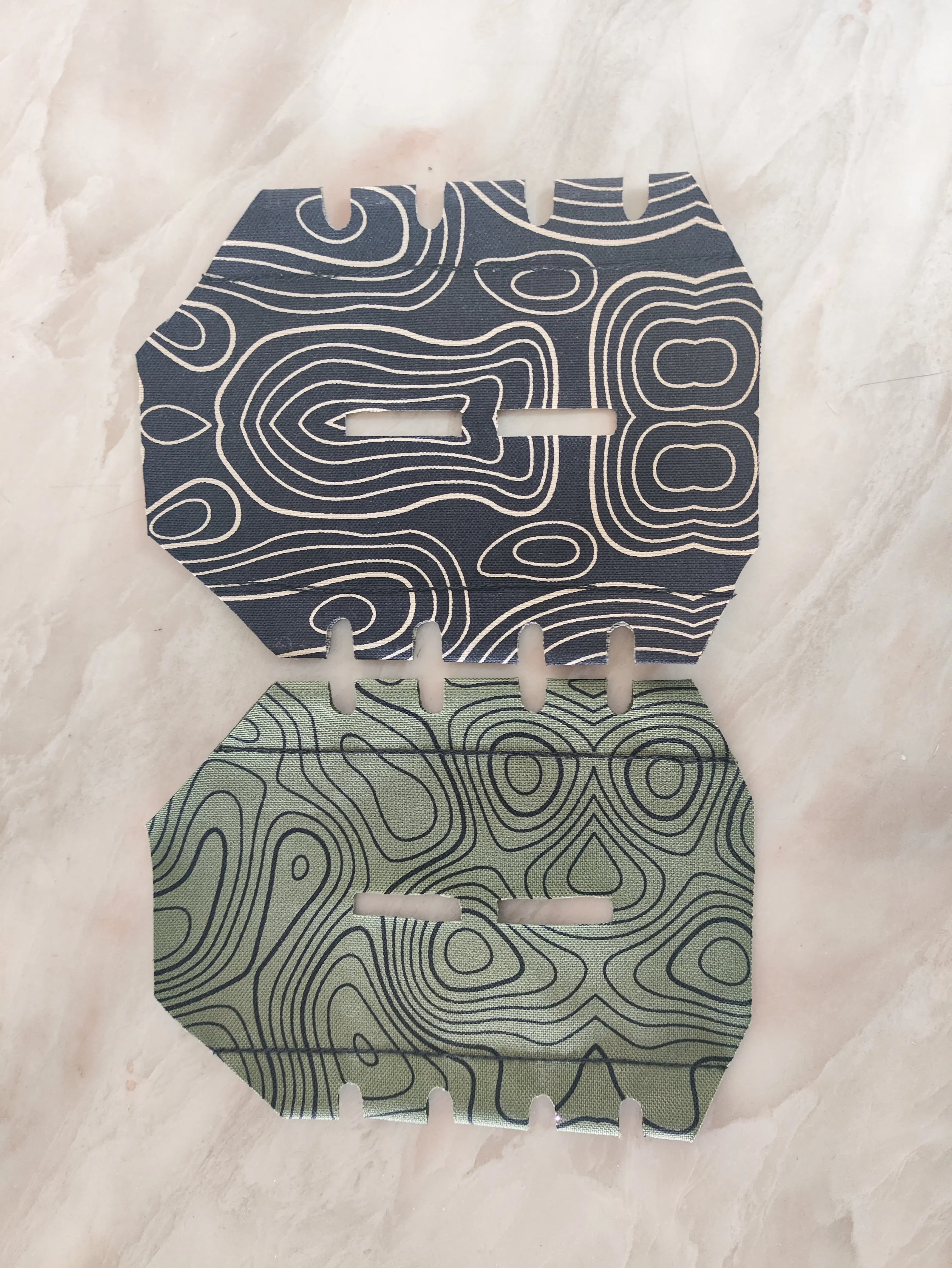 Protector de madera artesanal con funda textil antiarañazos para manos - imagen 5
