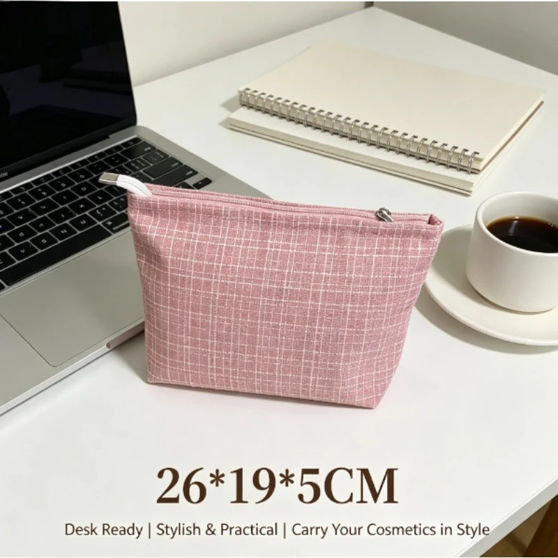 Detalle del acabado de la bolsa de cosméticos con rosas