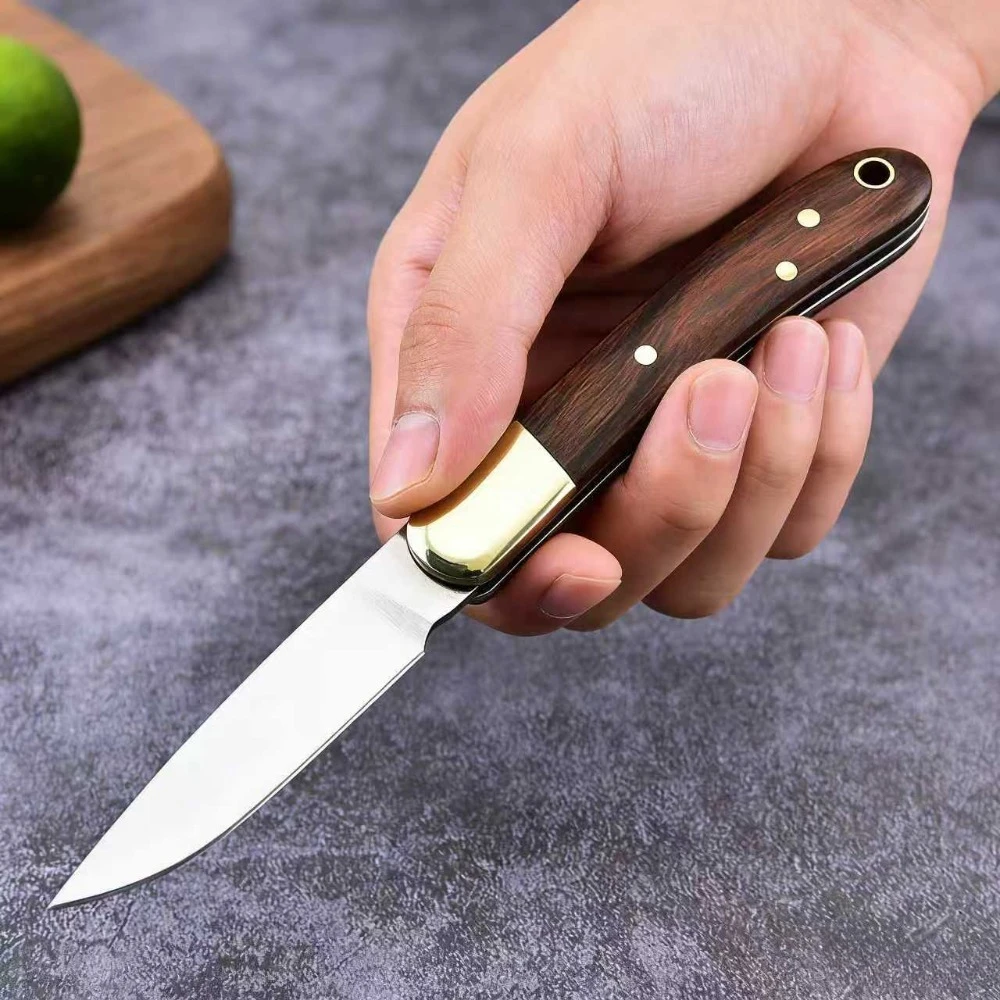 Cuchillo plegable con diseño en madera
