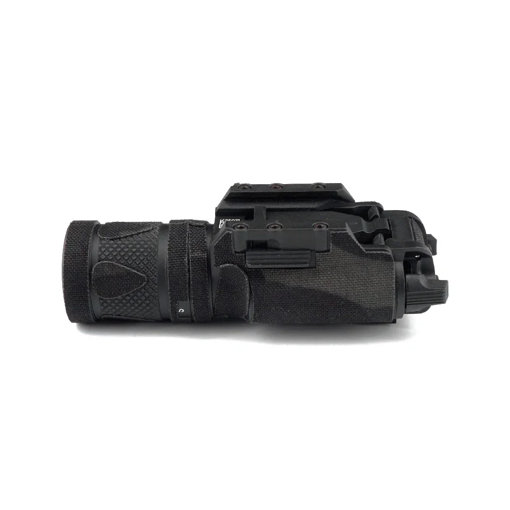 Aplicación de pegatina táctica en linterna SureFire X300V