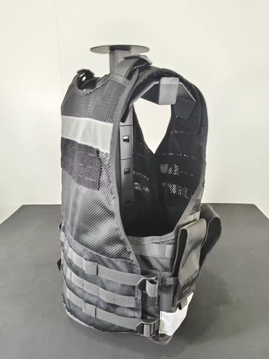 Chaleco táctico negro equipado con bolsillos portaaccesorios - imagen 4