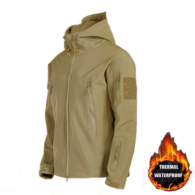 Chaqueta táctica en uso durante expedición outdoor
