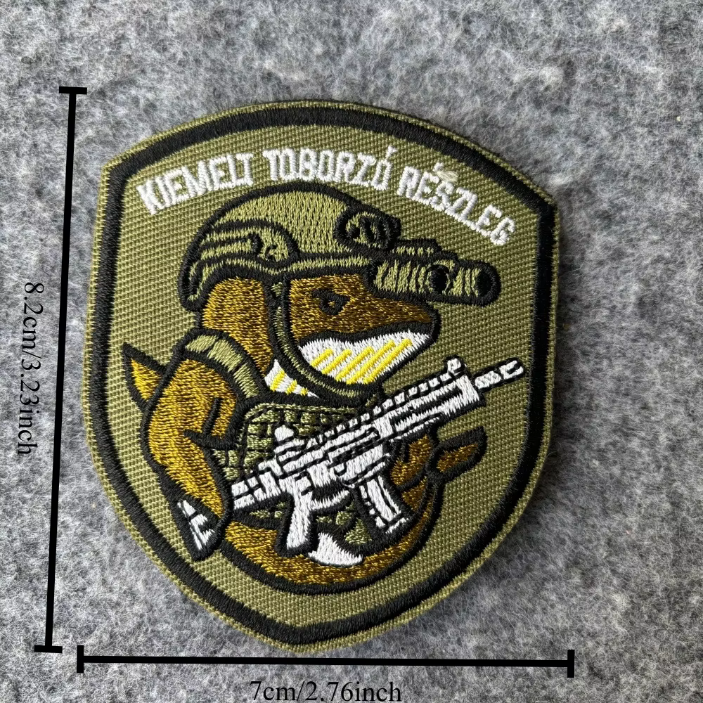 Detalle del parche táctico bordado con motivos divertidos