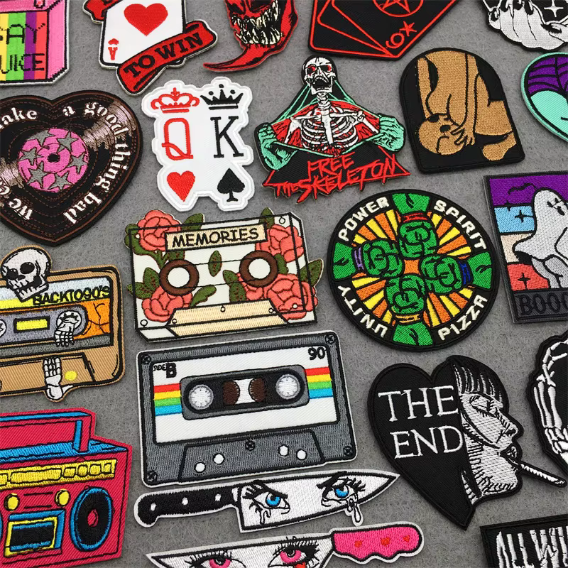 Parche de calavera punk en chaqueta negra
