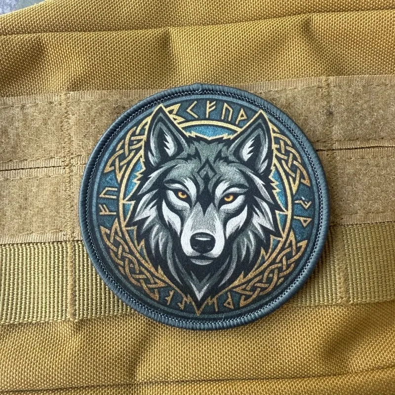Parche táctico cabeza de lobo con runas nórdicas Velcro - imagen 3