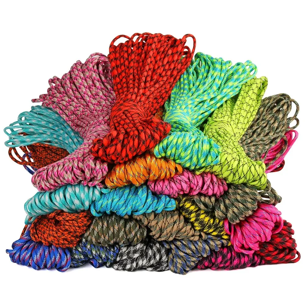 Cuerda paracord enrollada para actividades outdoor