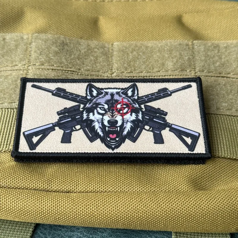 Parche táctico lobo con fusiles cruzados – gancho y bucle airsoft - imagen 5