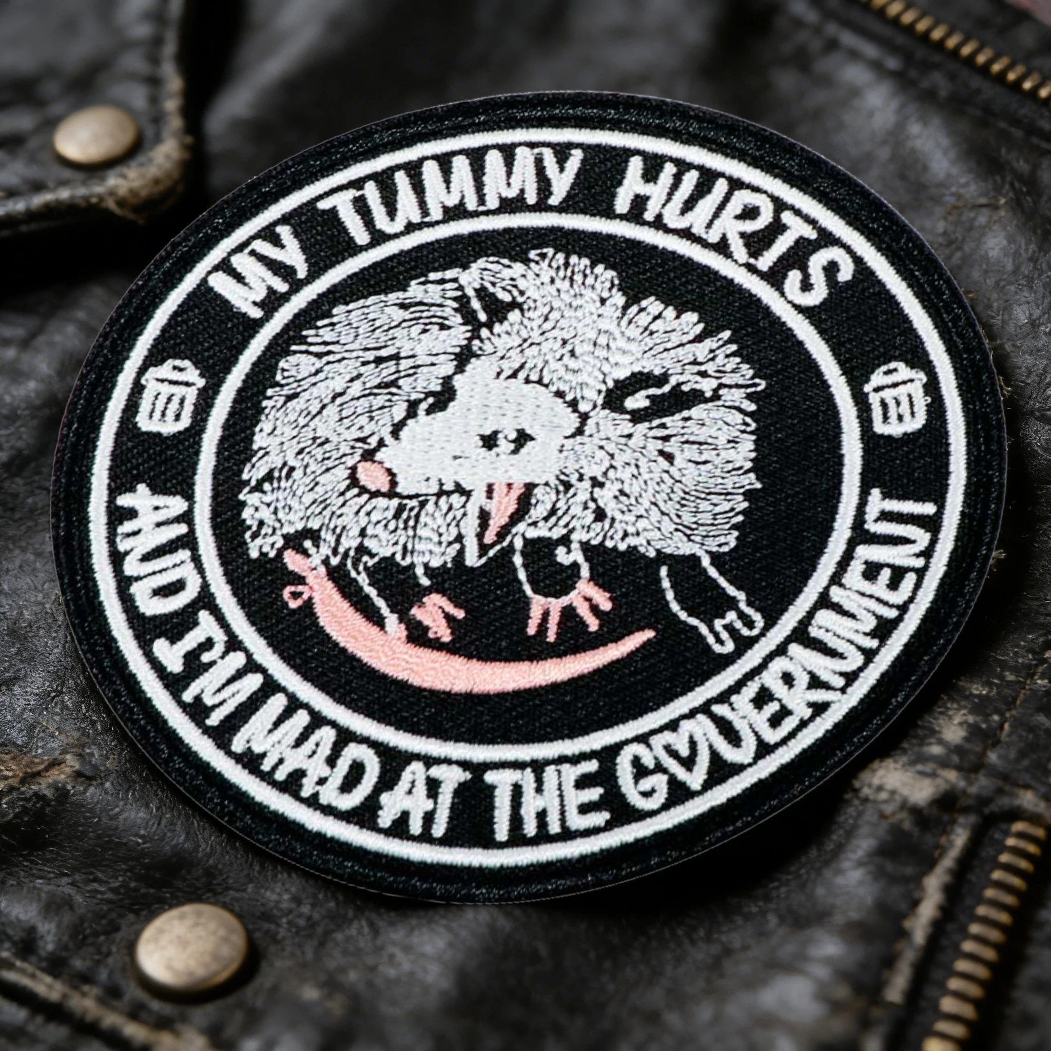 Parche bordado termoadhesivo opossum punk para gorra y ropa