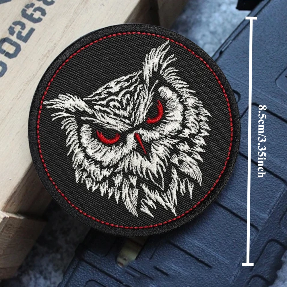Insignia de moral militar colocada sobre mochila táctica