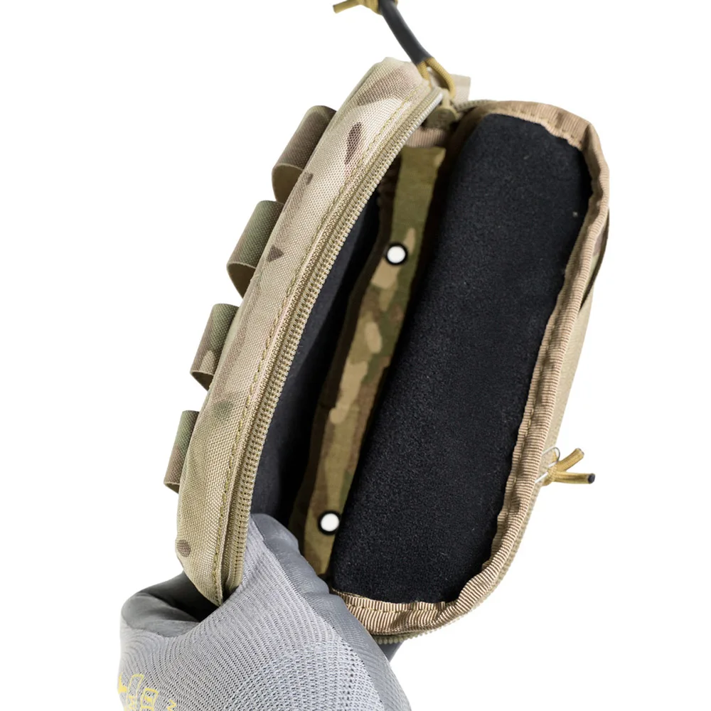 Detalle del sistema de fijación Molle y compartimentos