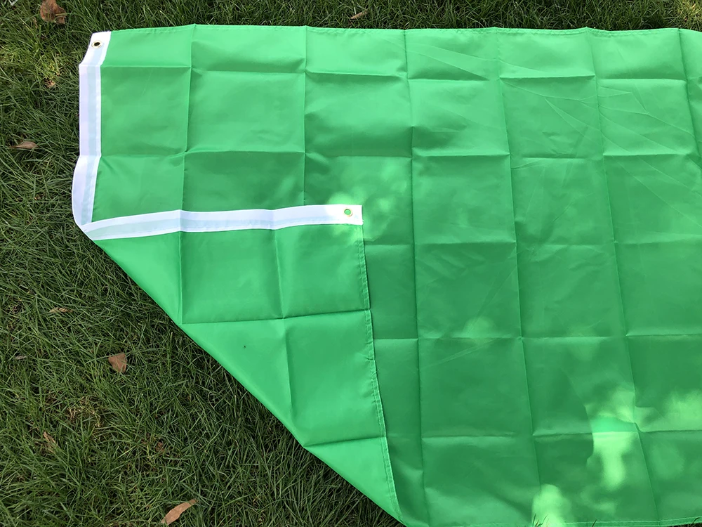 Bandera verde como decoración en un espacio amplio