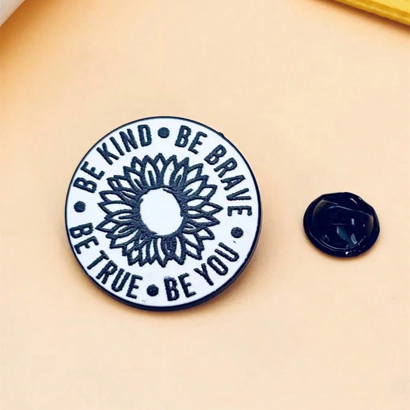 Insignia tipo pin valiente – para ropa y mochila, festivales - imagen 2