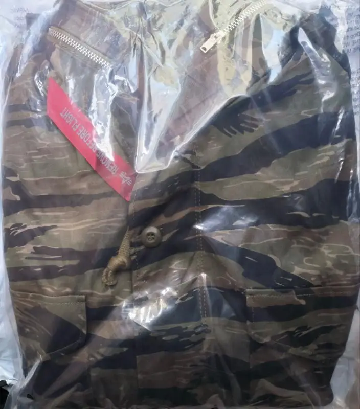 Chaqueta estilo M65 con diseño retro y acabados