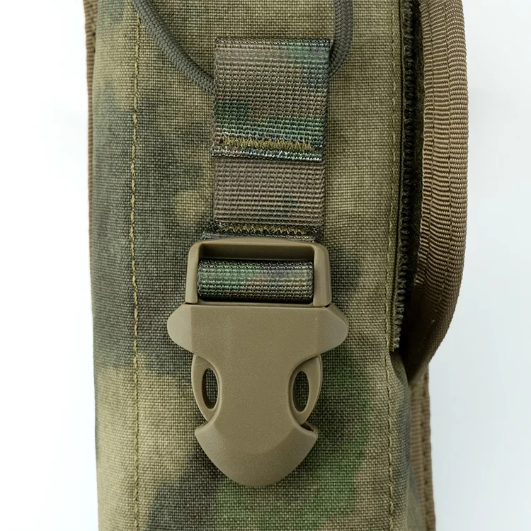 Detalle del sistema de fijación MOLLE de la bolsa
