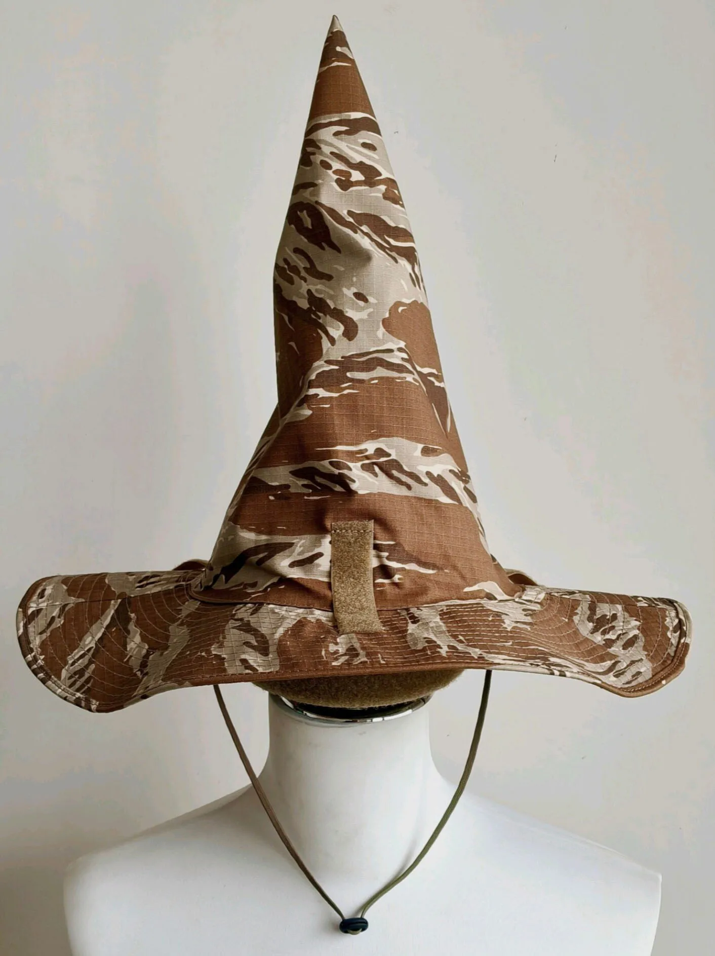 Vista del sombrero con patrón camuflaje