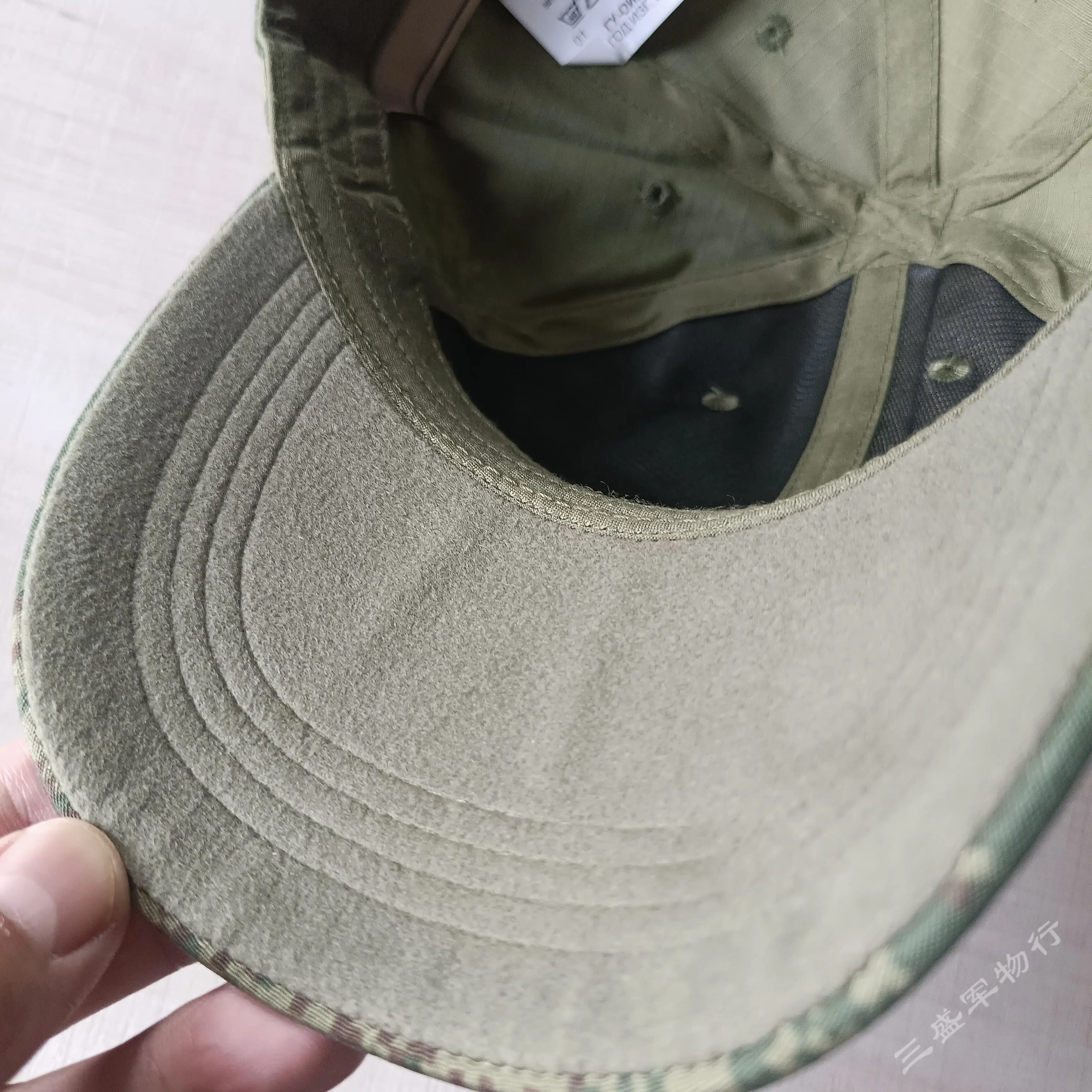 Vista de la gorra táctica