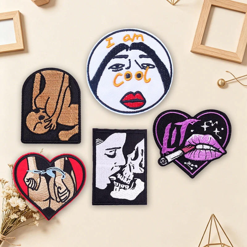 Diseño con motivos de esqueleto y tipografías oscuras para decorar ropa
