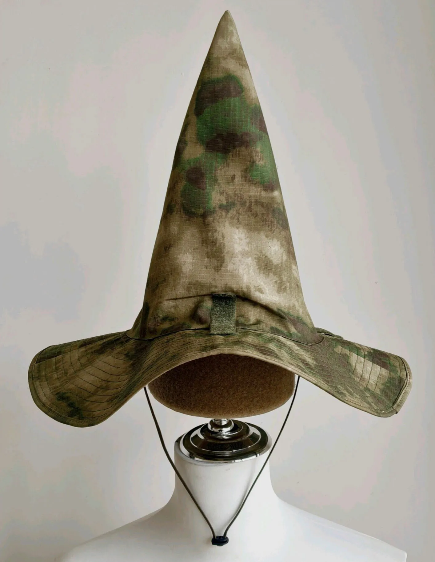 Sombrero camuflaje estilo mago con ala ancha