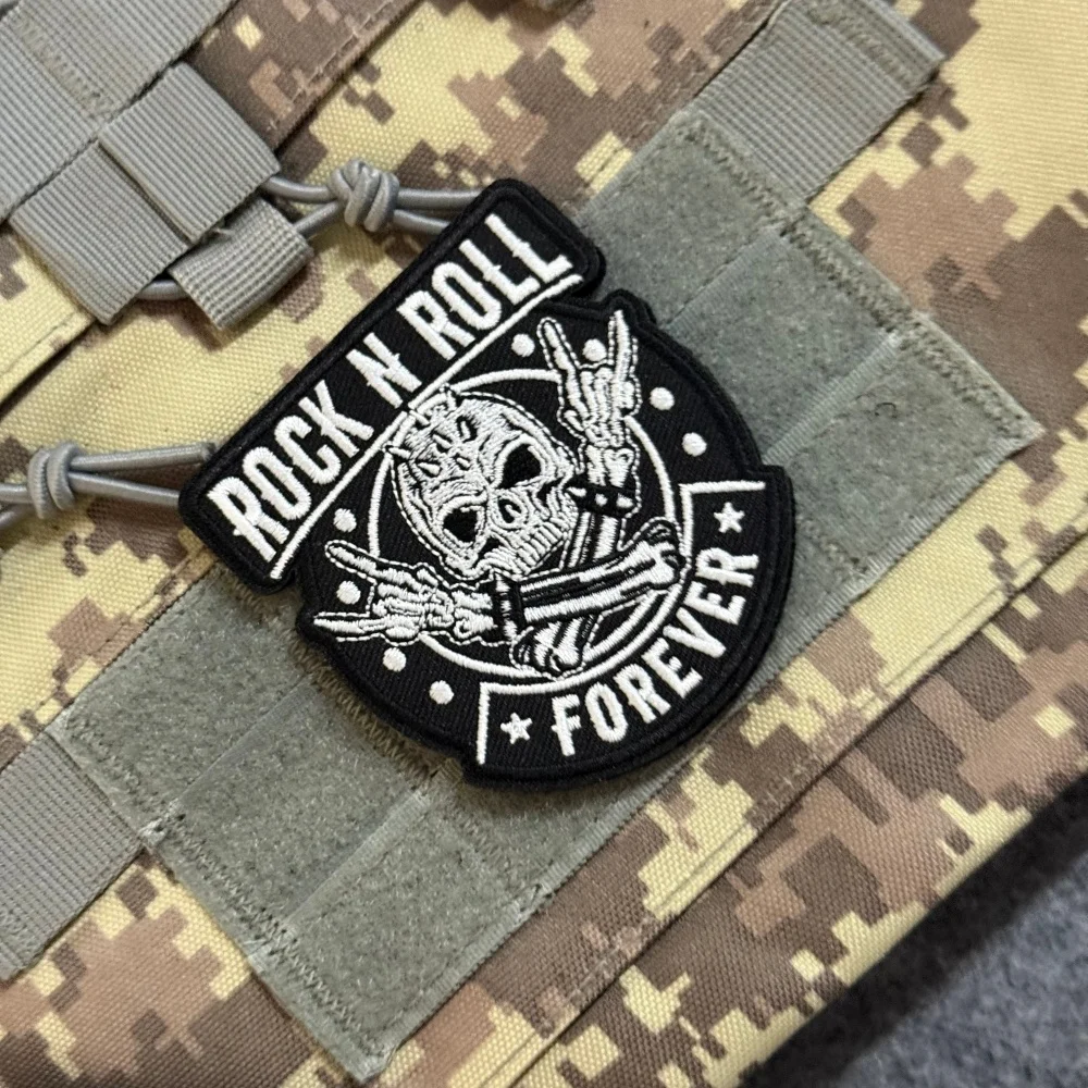 Parche táctico Rock N Roll Forever bordado calavera punk con velcro - imagen 4