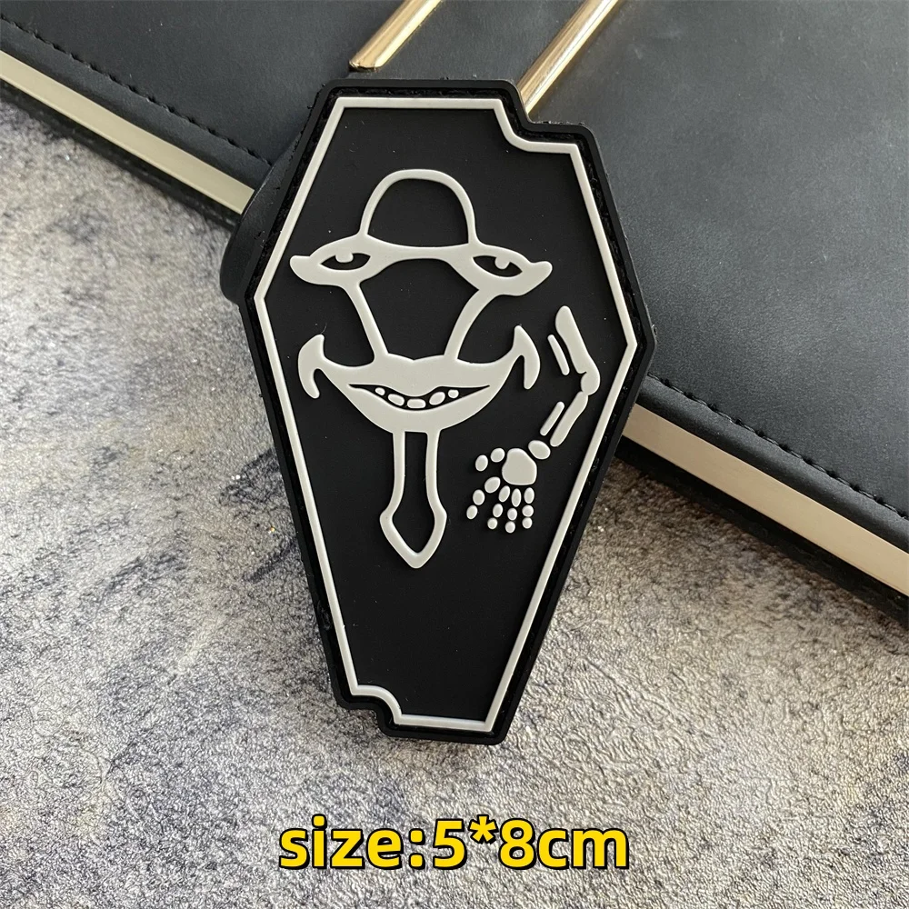 Parche táctico de calavera con fondo oscuro