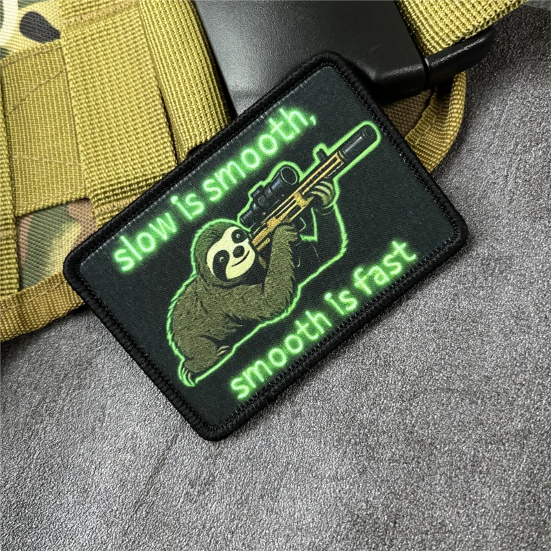 Parche táctico militar con lema bordado y velcro para mochila - imagen 2