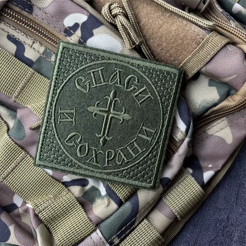 Parche táctico bordado cruz con velcro para mochila y brazalete - imagen 4