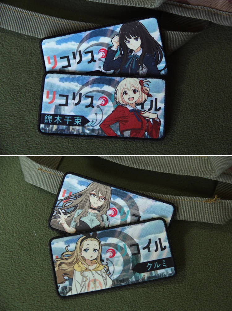 Diseño frontal del parche con los personajes Chisato y Takina