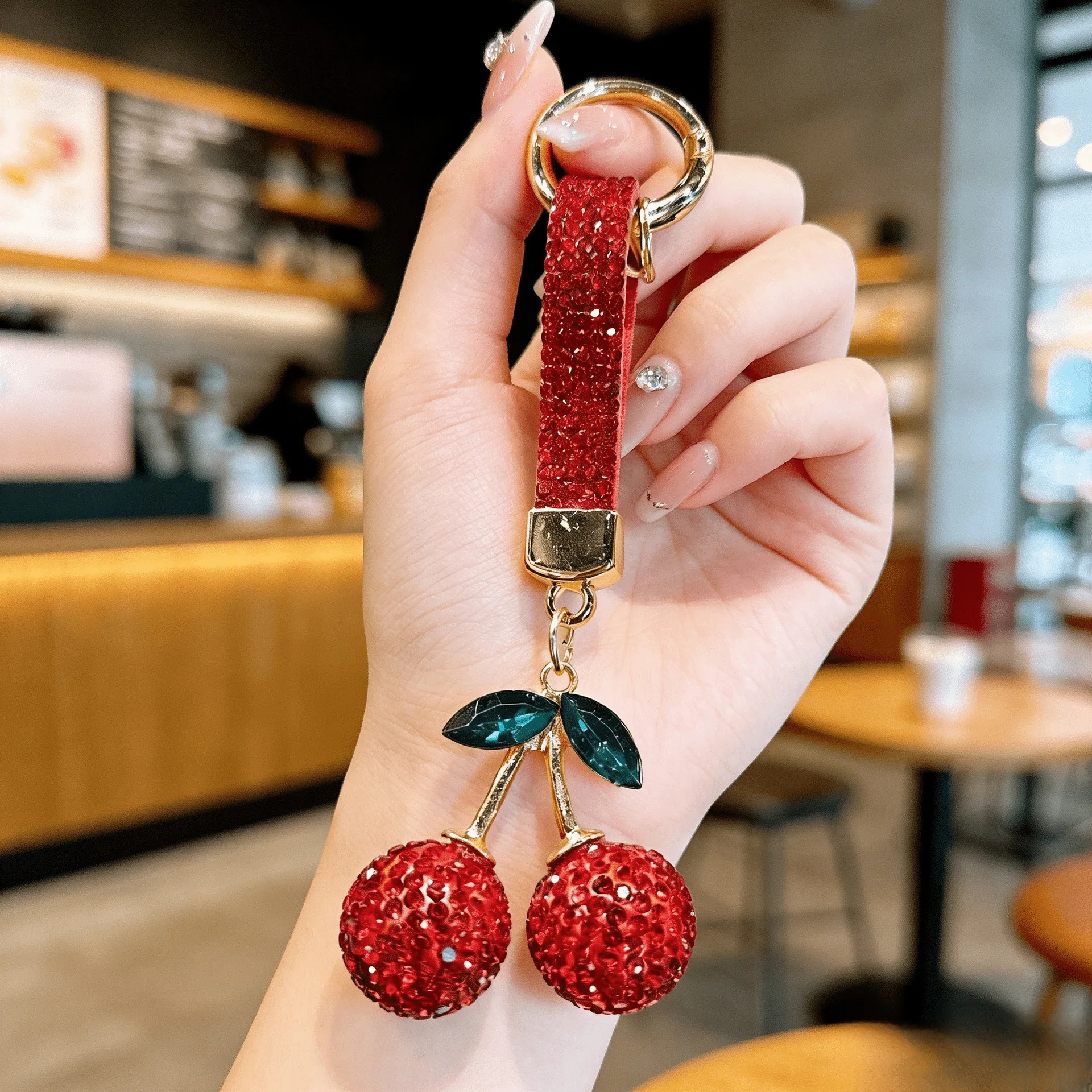 Llavero de cuero cereza con colgante de cristal rojo brillante