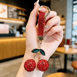 Llavero de cuero cereza con colgante de cristal rojo brillante