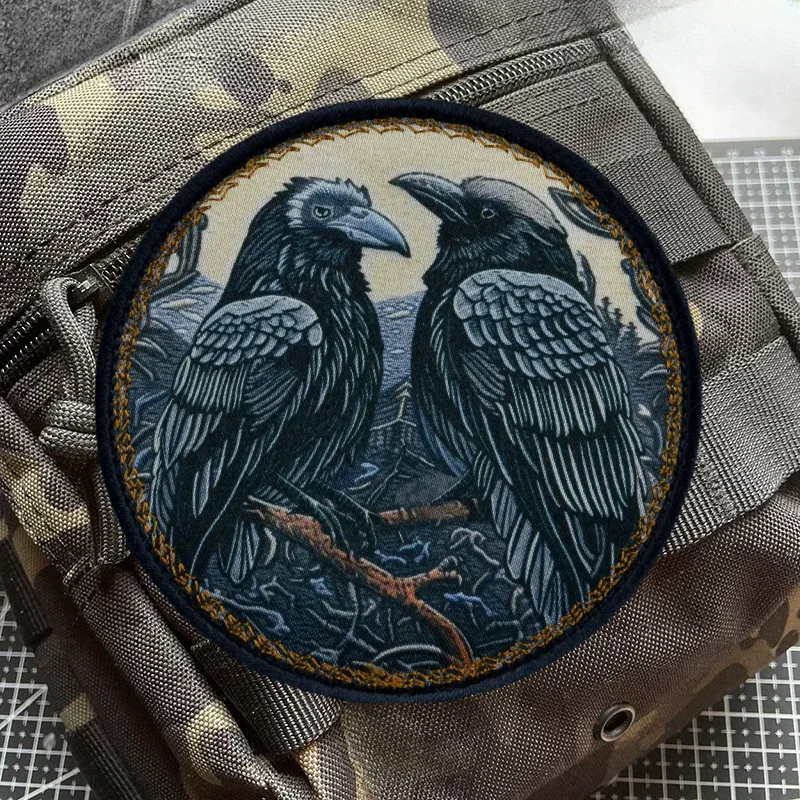 Insignia de moral impresa en vinilo brillante con borde cortado láser