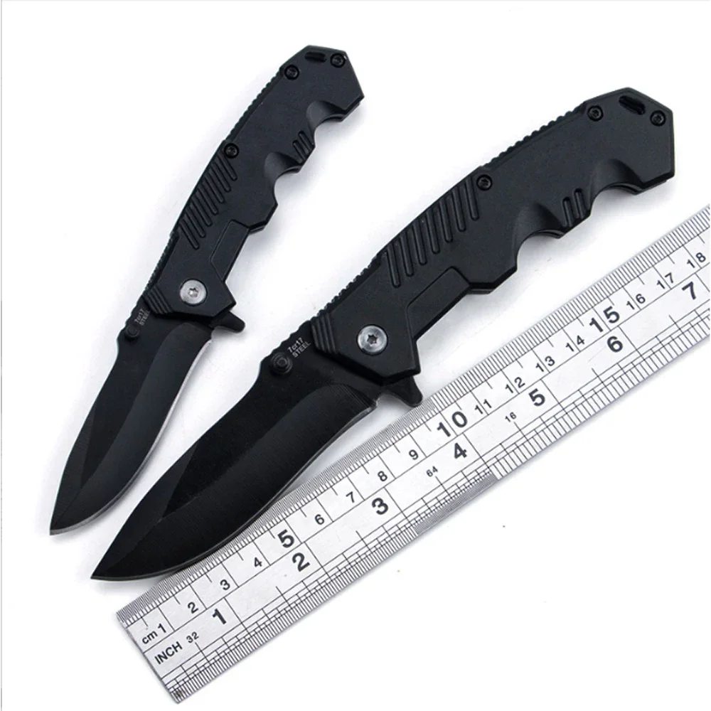 Cuchillo multiusos plegable en uso