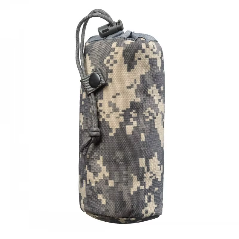 Portabotellas táctico colgado de una mochila en exterior