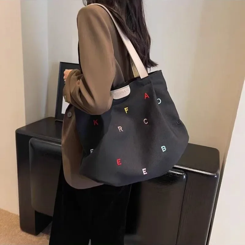 Bolsa de lona con letras bordadas y asa de hombro juvenil - imagen 4