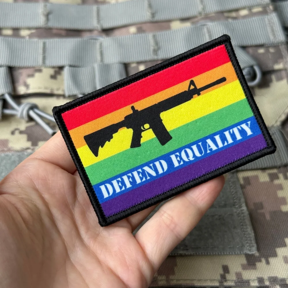 Parche táctico bordado arcoíris Defender la igualdad con velcro - imagen 5