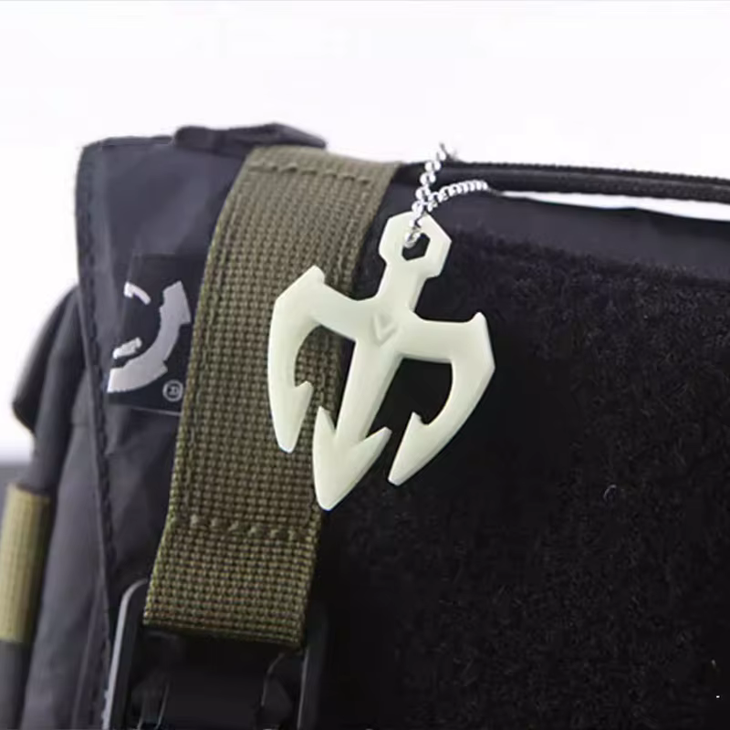 Colgante fluorescente tridente Aquaman resina verde para mochila - imagen 2