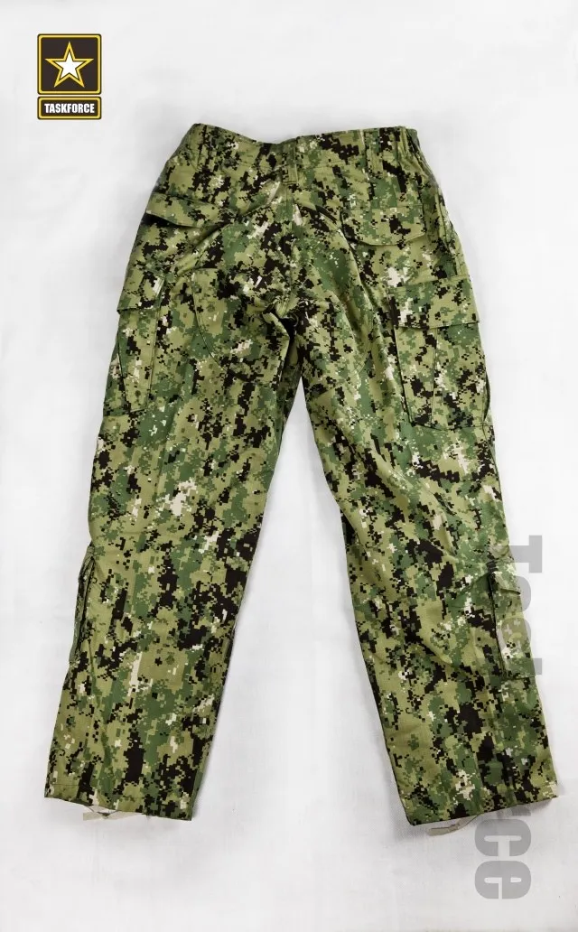 Pantalones tácticos en uso operativo