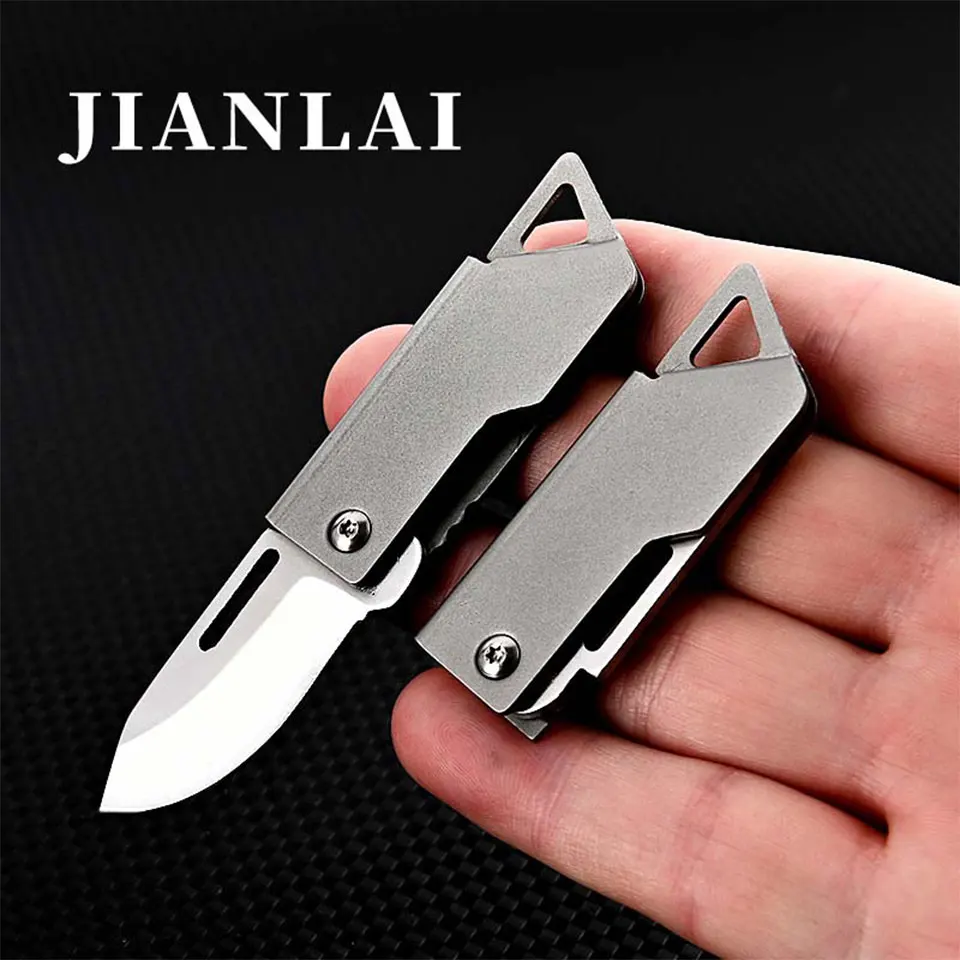 Mini cuchillo plegable de acero D2 cerrado con su llavero