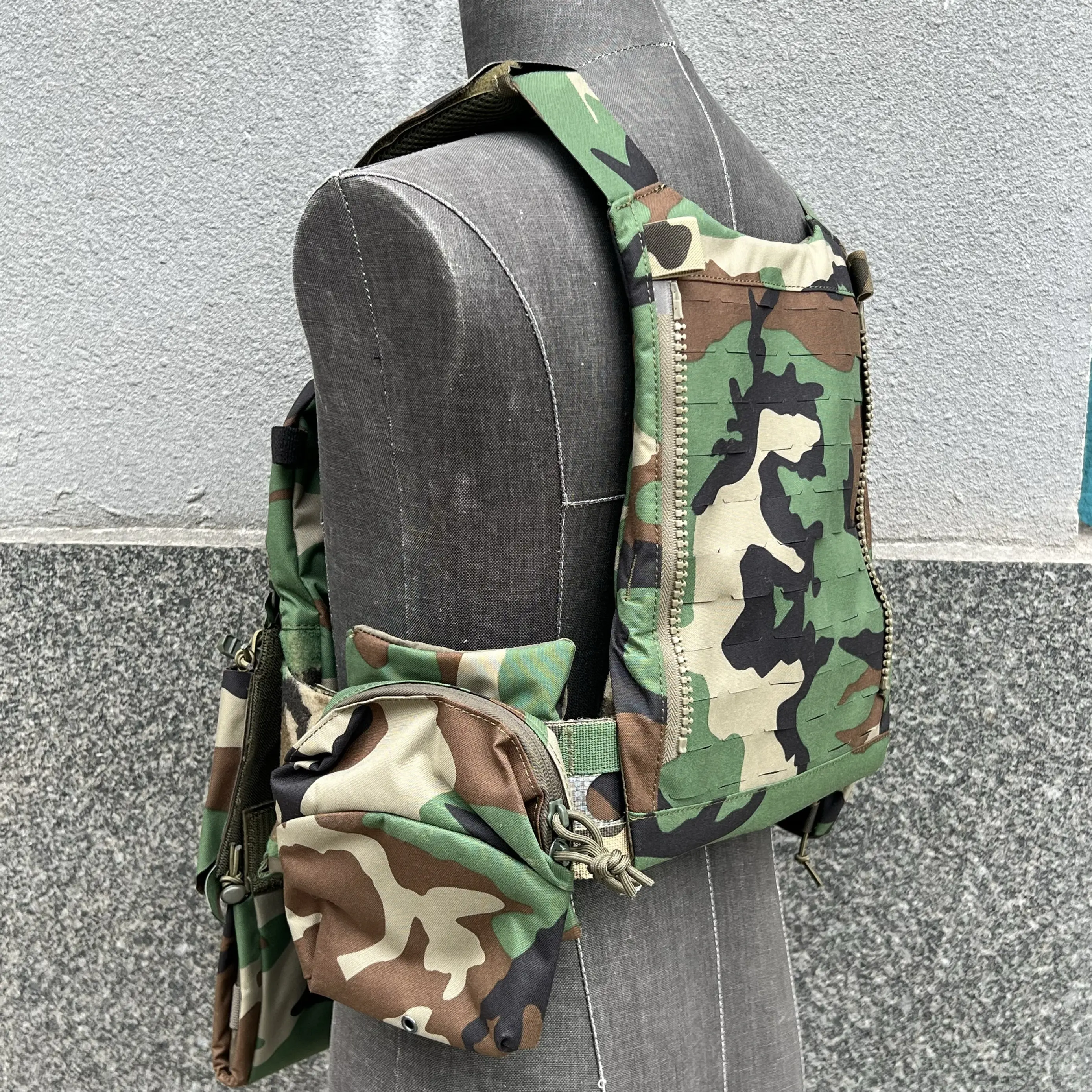 Detalle del armado y paneles con sistema MOLLE