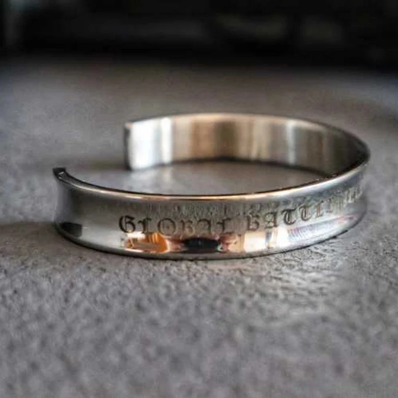 Pulsera táctica de metal con diseño de identificación