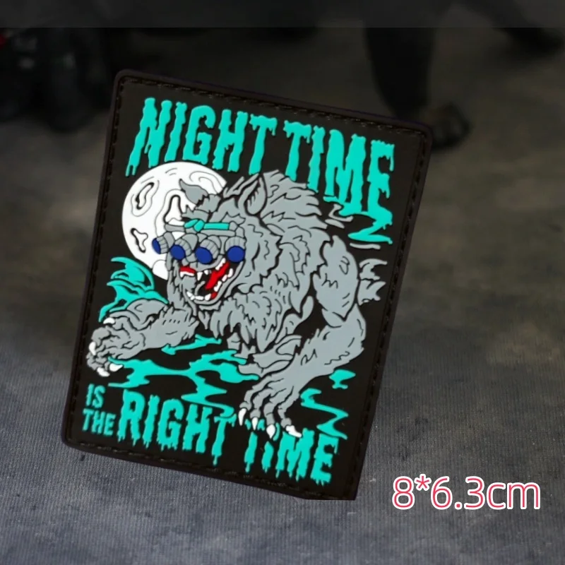 Tattico Brazal táctico MOLLE lobo nocturno PVC con gancho y anillo - imagen 5