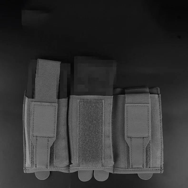 Detalle del portacargador triple para cargadores 5.56 y 7.62