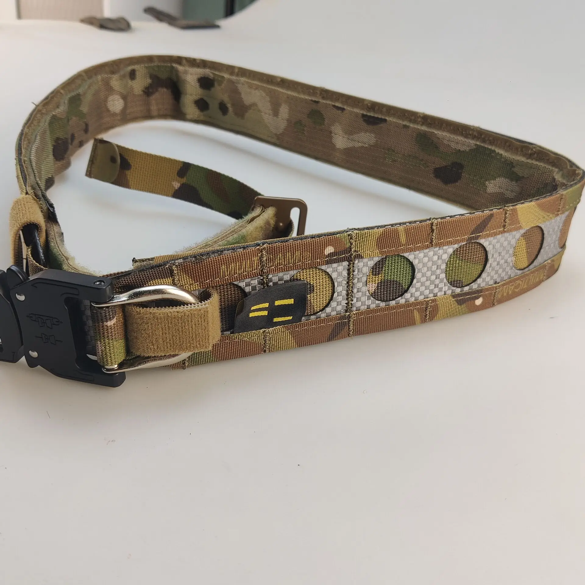 Vista del cinturón con sistema MOLLE para accesorios