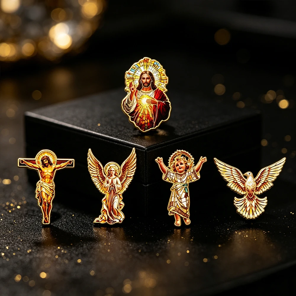 Detalle del diseño religioso con ángel, paloma y cruz