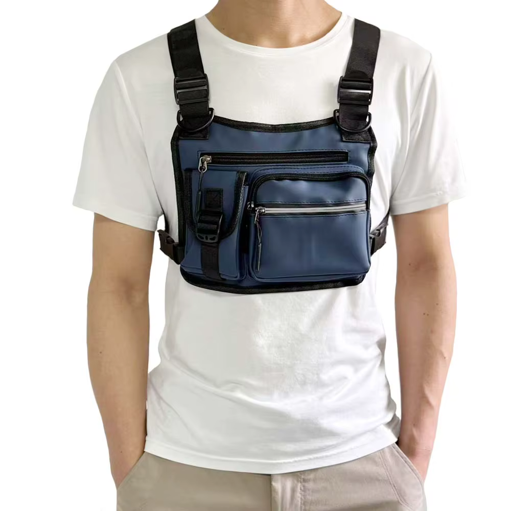 Vista frontal del bolso de pecho con chaleco funcional